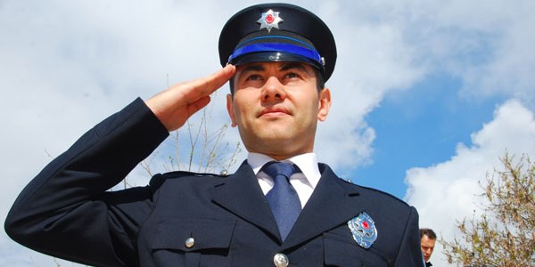 Polis, amirlerine 'başpolisim' diyecek