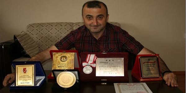 Hem postacı hem de avrupa ödüllü bir karikatürist