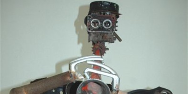 Atık malzemelerden 'Sms Heykel' sergisi