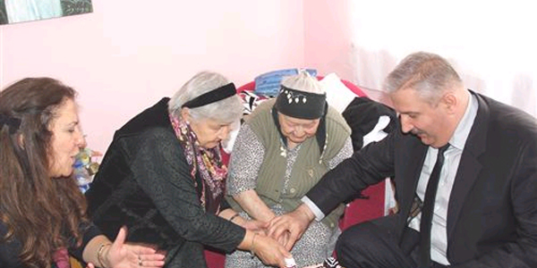 Huzurevinde analı, kızlı doğum günü kutlaması