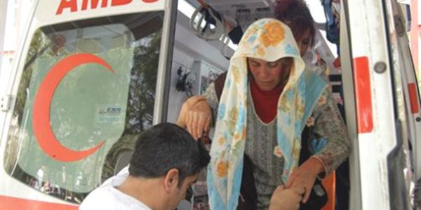 Eşini, sandalye ile başına vurup hastanelik etti