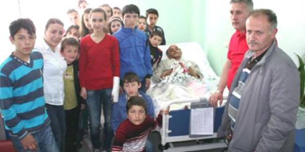 Kazazede öğrencilerden Tır şoförüne karanfil