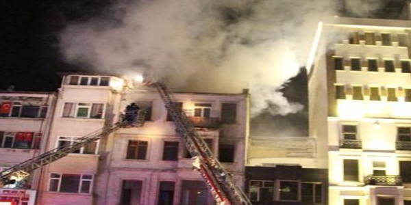 Beyoğlu'ndaki yangın paniğe neden oldu