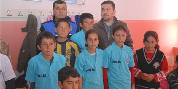 Siverek'te öğrencilere tişört ve ayakkabı dağıtıldı