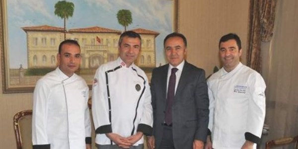 Antalya Valisi Altıparmak'a doğum günü sürprizi