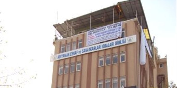 Binayı ateşe verdi, kendisini binaya kapattı