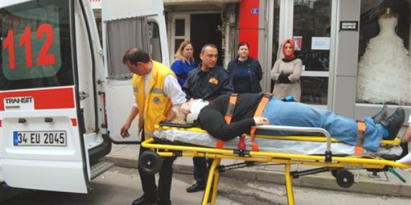 Binadan düşen cam parçası hastanelik etti