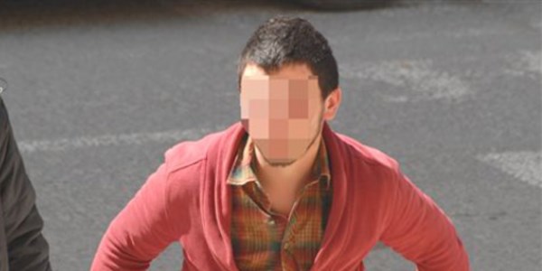 Park halindeki aracın lastiğini kesip camını kırdılar
