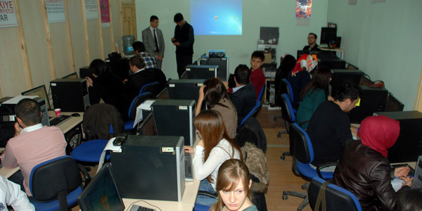 Bilenler bilmeyenlere bilgisayar öğretiyor