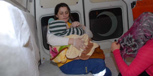 Bebeğiyle denize atlayıp intihar etmek istedi