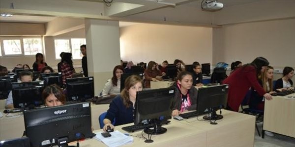 İş ortamında ders işliyorlar