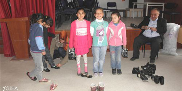 Hayırsever çiftten 200 öğrenciye mont, 50 öğrenciye ayakkabı