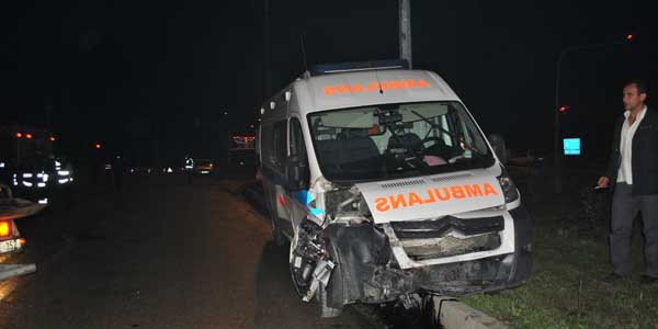 Ambulansla otomobil çarpıştı: 8 yaralı