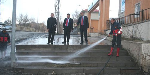 Kars Belediyesi kaldırımları yıkıyor