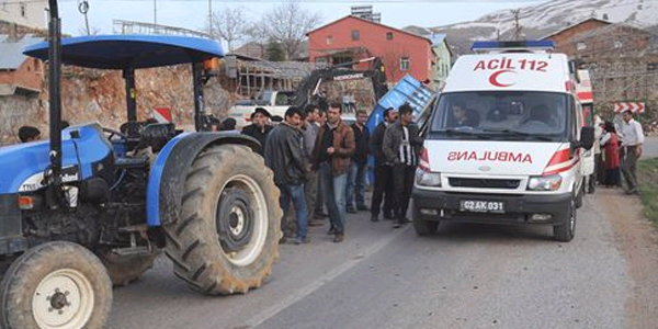 elikhan'da traktr devrildi: 7 yaral