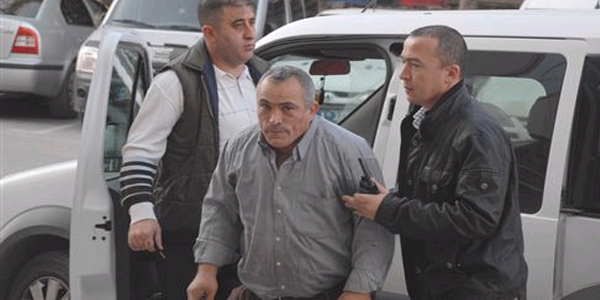 İşyerinin camını kıran genci vurdu