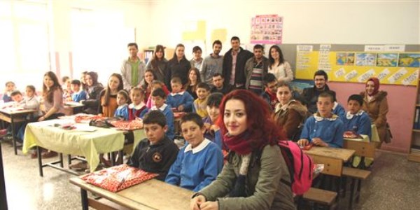 Matematikçilerden köy okuluna kırtasiye desteği