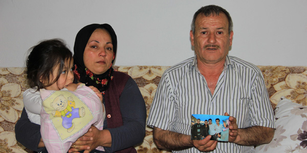 Her gün deniz kenarında oğluna ait bir parça arıyor