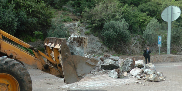 15 tonluk kaya parçası ölüdeniz yoluna yuvarlandı