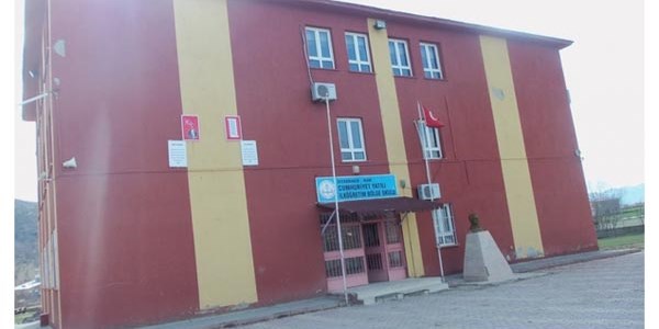 Okul bahçesindeki yüksek gerilim hattı tehlike saçıyor