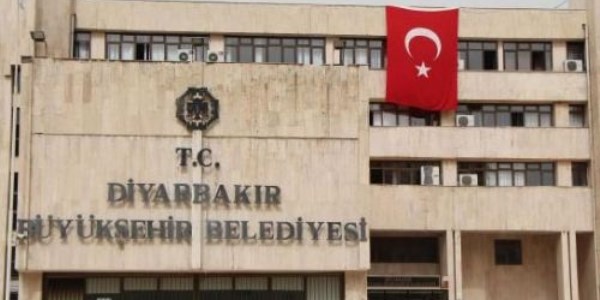 Diyarbakır Belediyesi'ne dev Türk bayrağı asıldı