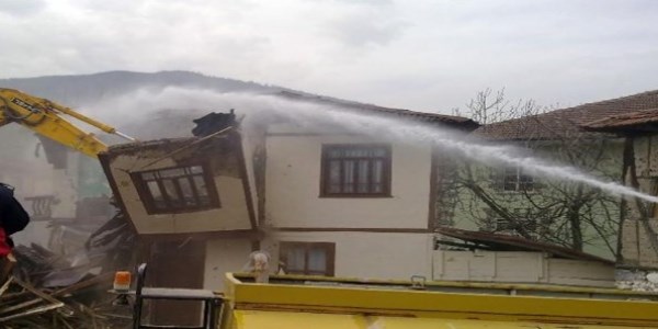 Orta hasarlı binalar yıkılıyor