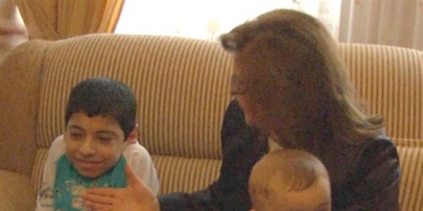 Bakan Şahin'den cam kırığı hastası kardeşlere ziyaret