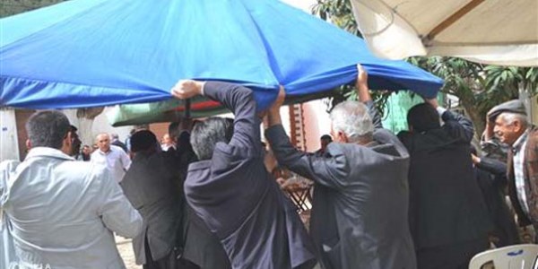 Milletvekillerinin üzerine şemsiye devrildi