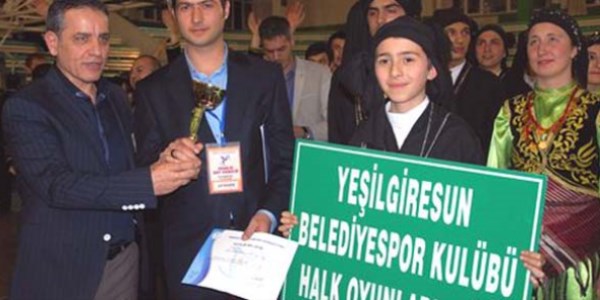 Valiyi makam aracından indirip horon oynattılar
