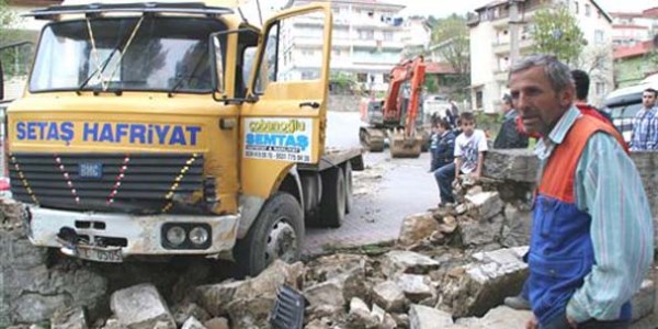 Freni patlayan kamyon sağlık ocağı bahçesine girdi