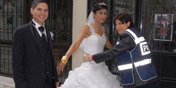 Gelinlikle sınava girdi