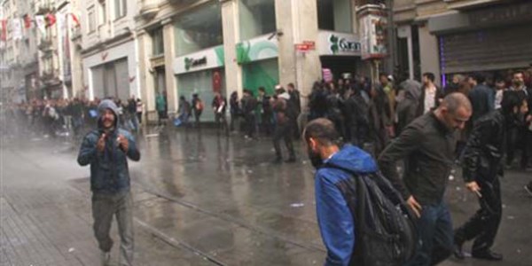 Emek sineması'na girmek isteyen eylemcilere polis müdahale etti