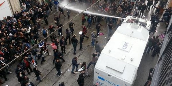 Taksim'de polis göstericilere müdahale etti