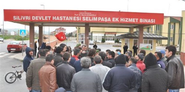 Acil servisi kapatılan hastane önünde eylem