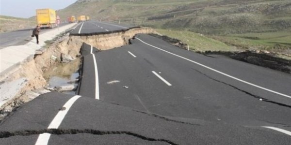 Çanakkale'de yol çöktü