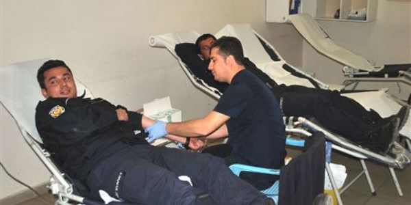 Polisten anlamlı bağış