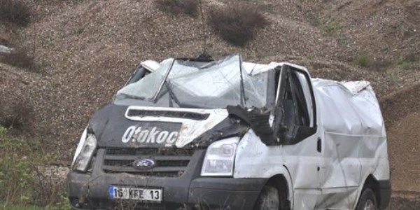 Çarpışan araçlar 30 metrelik şarampole uçtu