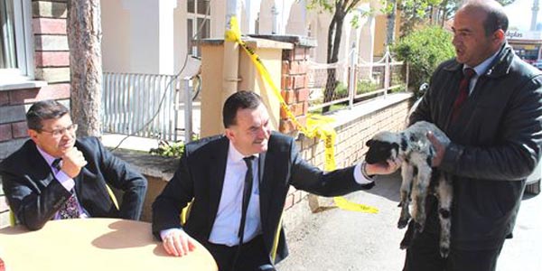 Polis için düzenlenen koşuda 'kuzu' sürprizi