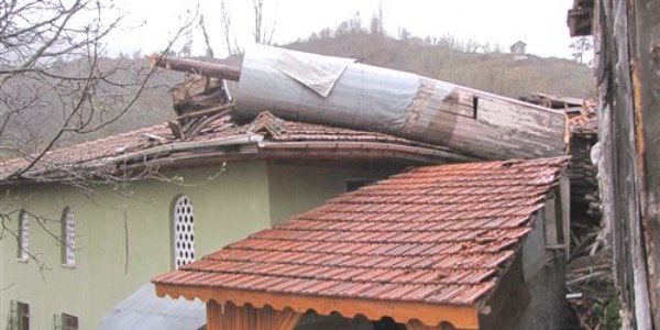 Fırtına minare yıktı