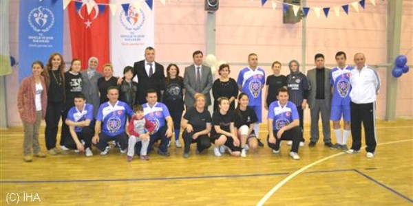 Ev hanımları ile polislerin voleybol maçı nefes kesti
