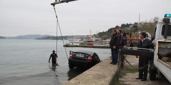 Park halindeki araç denize uçtu