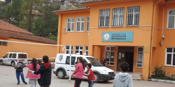 İlköğretim okulunun bilgisayarlarını çaldılar