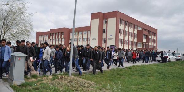 Rektörlük önünde eylem