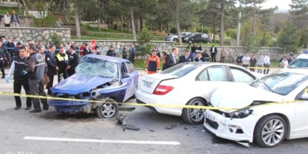 Refüjü aşarak diğer şeride geçen otomobilin sürücüsü öldü