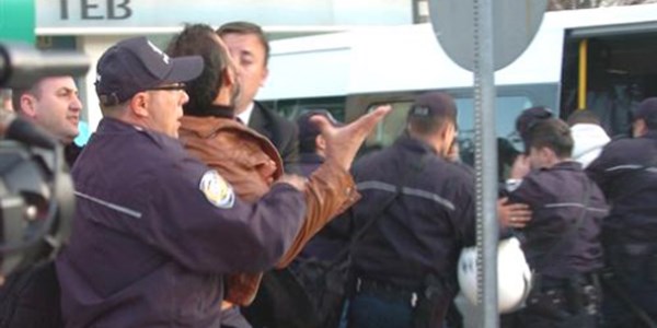 Belediye önünde işçilerin meydan kavgası