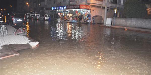 Ana boru patladı, cadde göle döndü