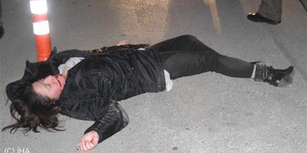 Genç kadın kanlar içerisinde yol ortasında bulundu