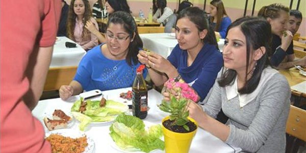 Kula Meslek Yüksek Okulu'nda çiğ köfteli ders