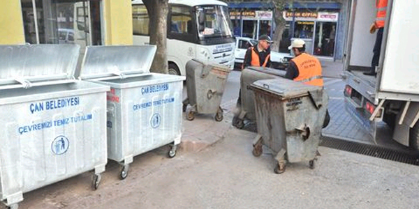 Çan' da çöp konteynırları yenileriyle değiştiriliyor