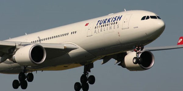 THY Uçağına Yükleme Aracı Çarptı